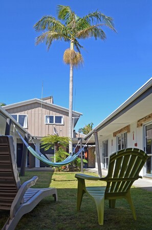 Shower, hydromassage showerhead, towels - Beachcomber Lodge & Backpacker (Kaitaia)