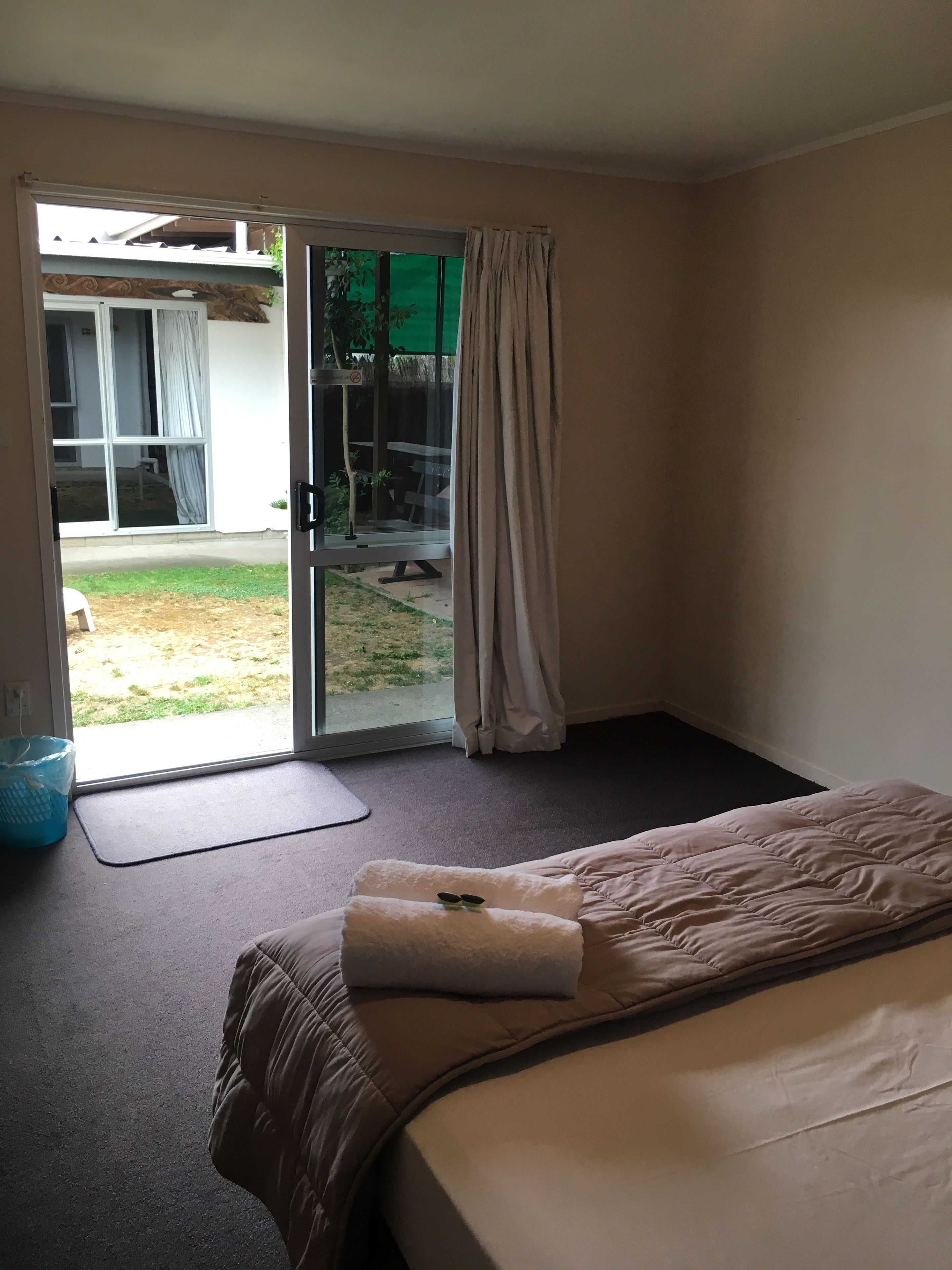 economy double room, 1 queen bed, non smoking, ground floor | free wifi, bed sheets