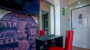 Habitación estándar con 2 camas individuales | Tabla de planchar con plancha, camas supletorias, wifi gratis