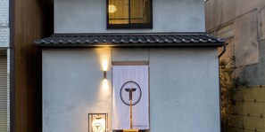 Pintu masuk properti