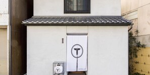 Pintu masuk properti