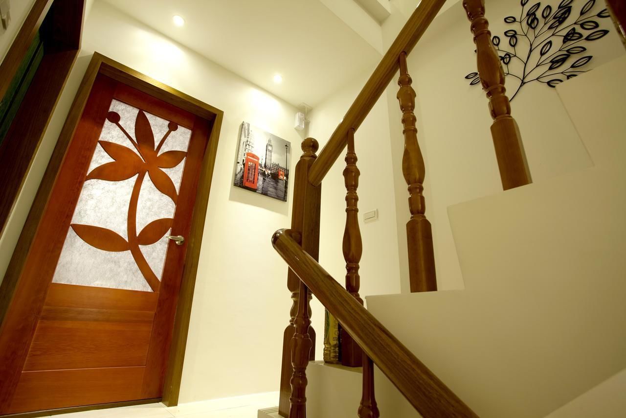 Una scala in legno con una porta in vetro decorata con un motivo floreale.