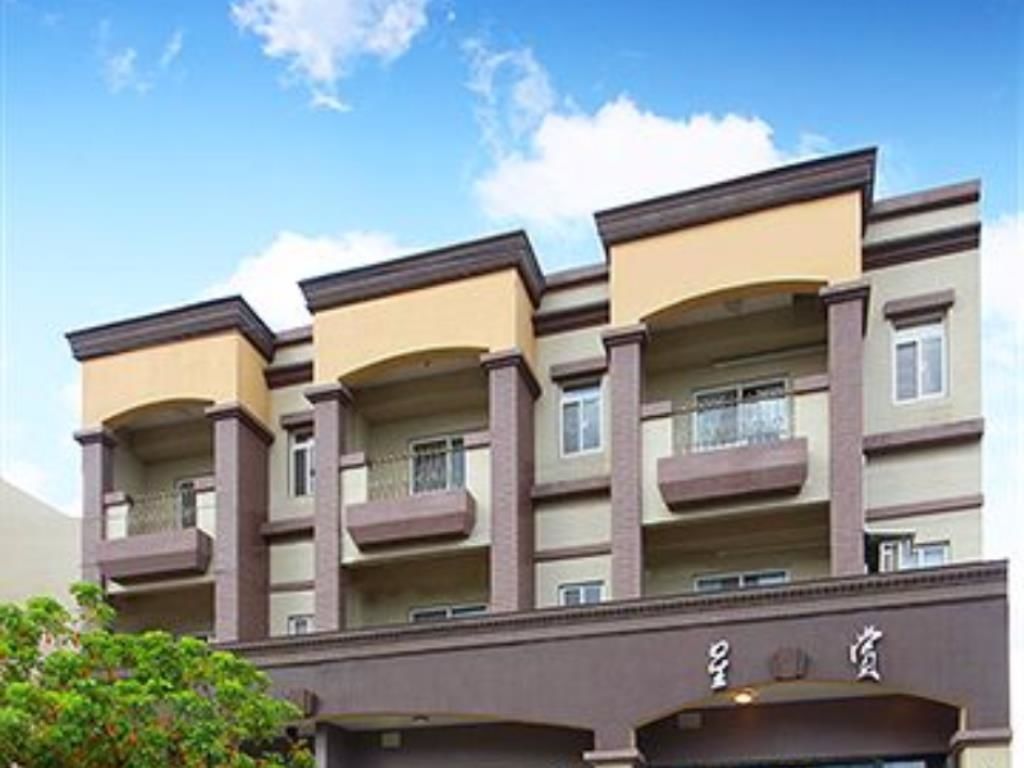 Un edificio de varios pisos con balcones y un letrero que dice "星谷".