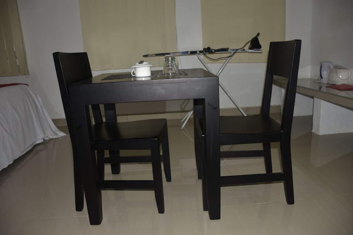 Chambre Standard, 2 grands lits, vue piscine | Restauration dans la chambre