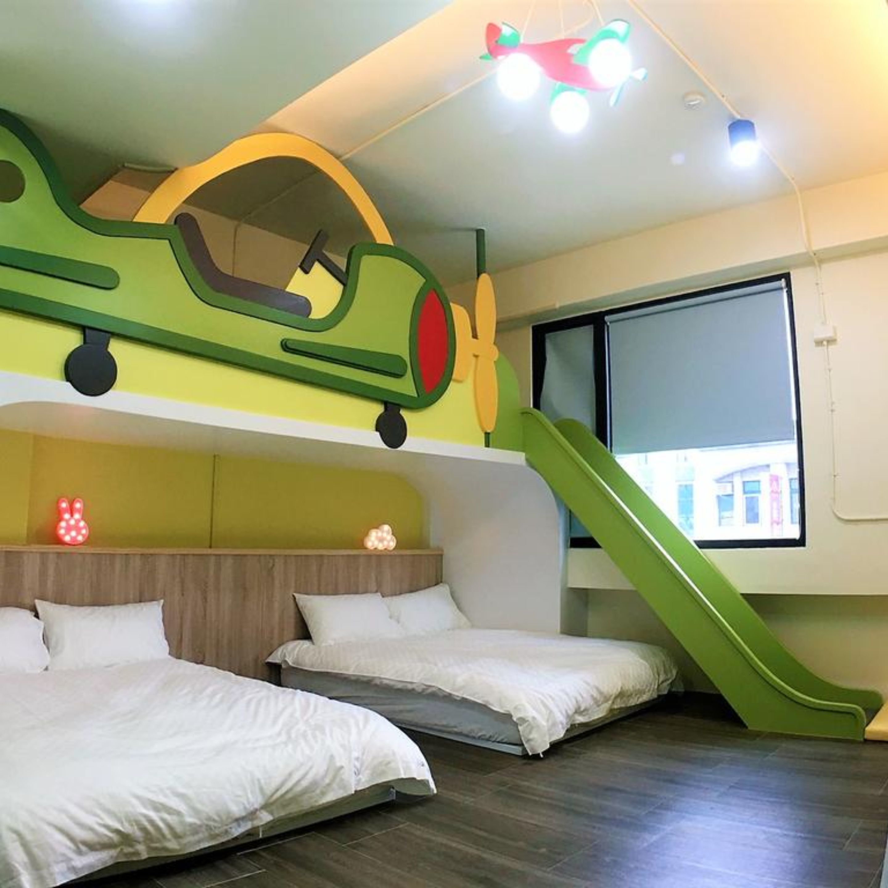 Decoración personalizada, escritorio, cortinas blackout y wifi gratis 