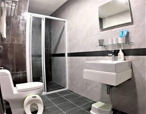Tomannsrom – comfort | Bad | Dusj, toalettartikler (inkludert), hårføner og tøfler