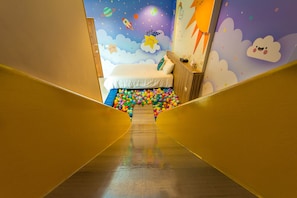 Family Quadruple Room | Children’s theme room