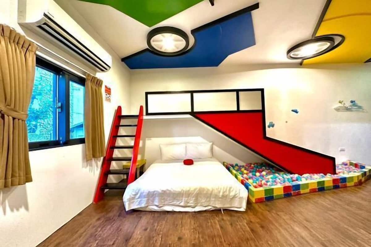 1 bedroom, blackout drapes, soundproofing, WiFi (free)