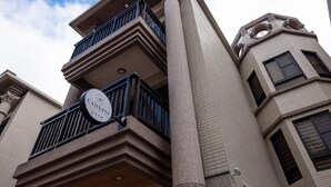 A building with a sign reading "Caitleya" on the balcony. - Cattleya B&B (Magong)