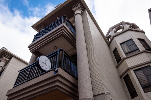 A building with a sign reading "Caitleya" on the balcony. - Cattleya B&B (Magong)