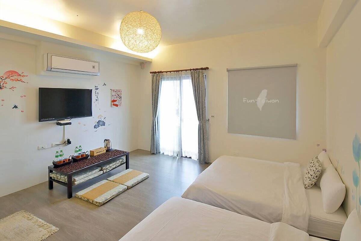 Escritorio, cortinas blackout y wifi gratis