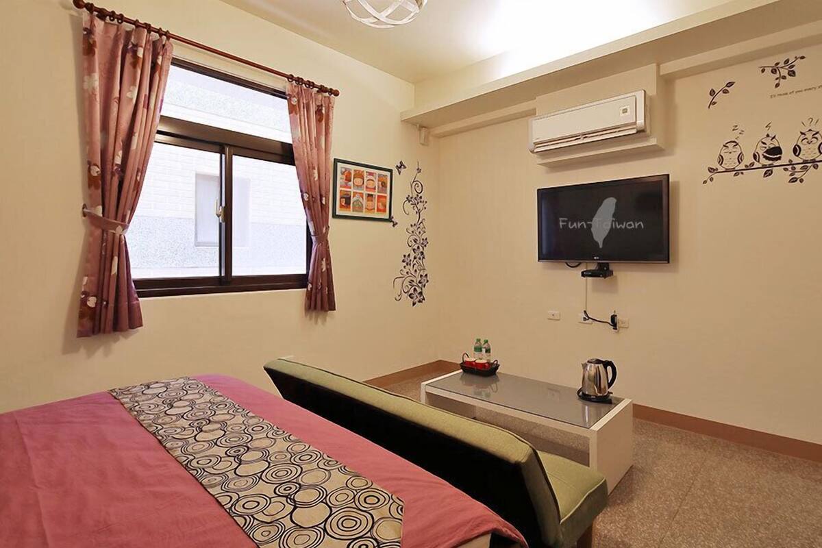 Escritorio, cortinas blackout y wifi gratis