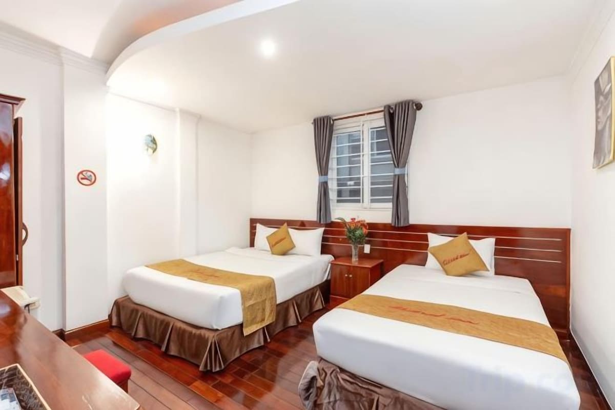 Minibar, desk, soundproofing, WiFi (free)