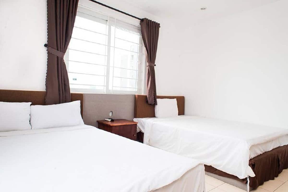 Quarto de hotel com duas camas, uma mesinha de cabeceira e uma janela com cortinas.