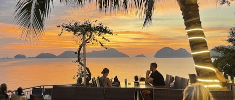 2 restaurantes; se sirven desayunos y cocina local e internacional