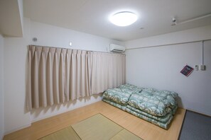 Basic Triple Room, Non Smoking | Down comforters, blackout drapes, free WiFi, bed sheets - Merry Gate Osaka - Hostel (Osaka)