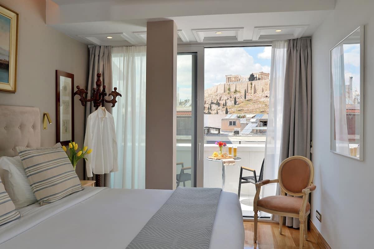 Premium kamer, balkon (Acropolis View) | Een kluis op de kamer, een bureau, verduisterende gordijnen