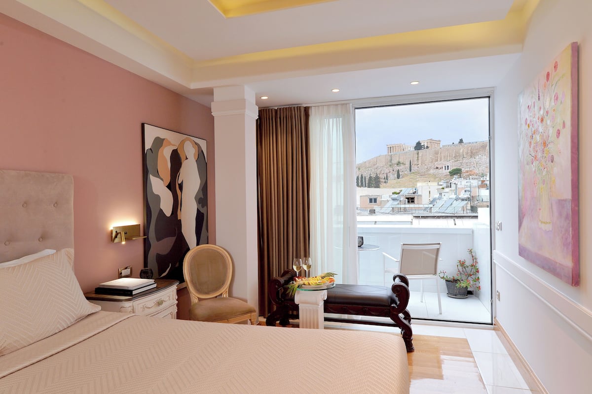 Divine Athens with Acropolis View | Een kluis op de kamer, een bureau, verduisterende gordijnen
