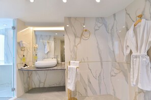 Divine Athens with Acropolis View | 욕실 | 레인폴 샤워기, 무료 세면용품, 헤어드라이어, 슬리퍼