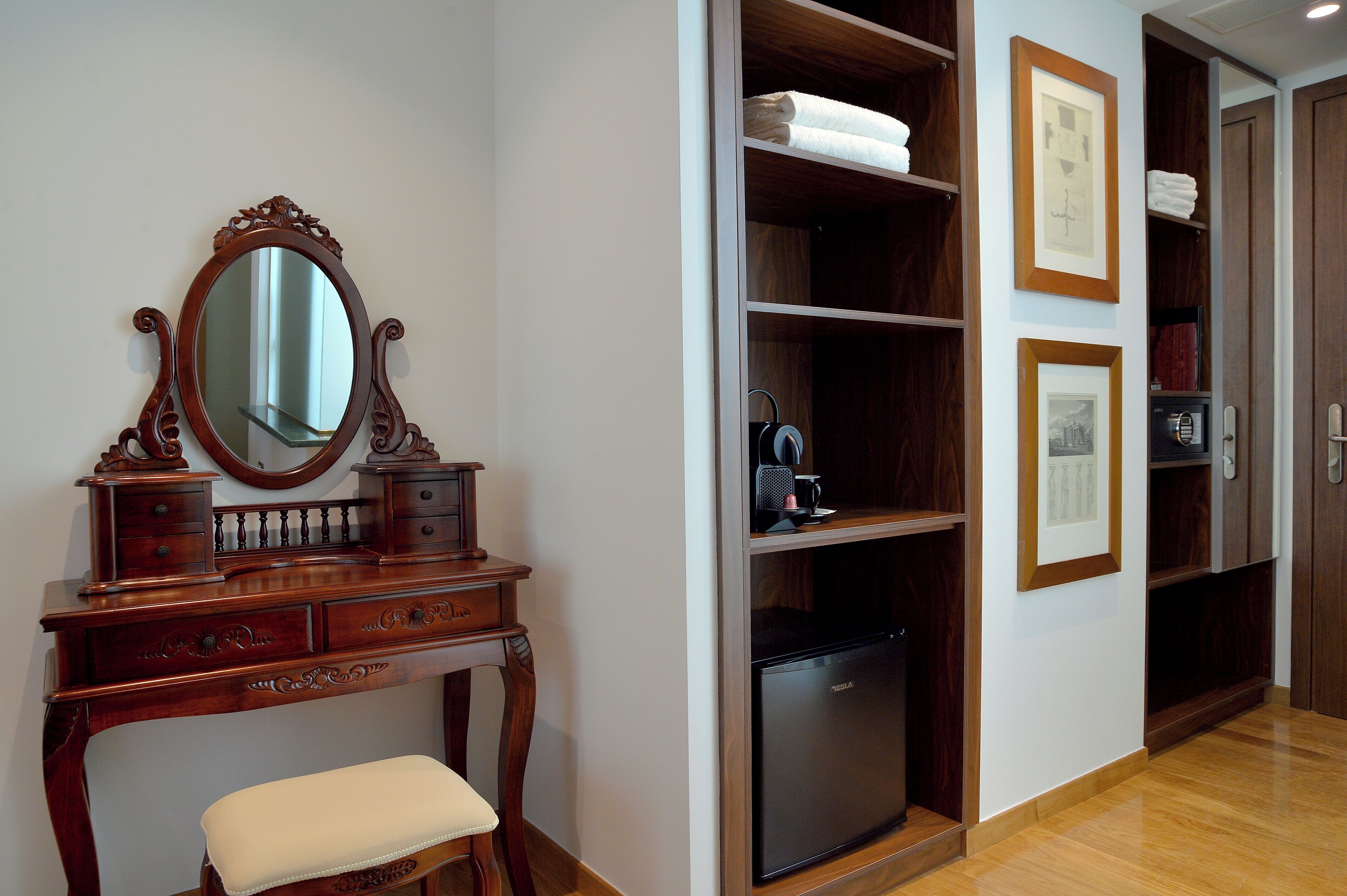 deluxe room | in-room safe, desk, blackout curtains, soundproofing