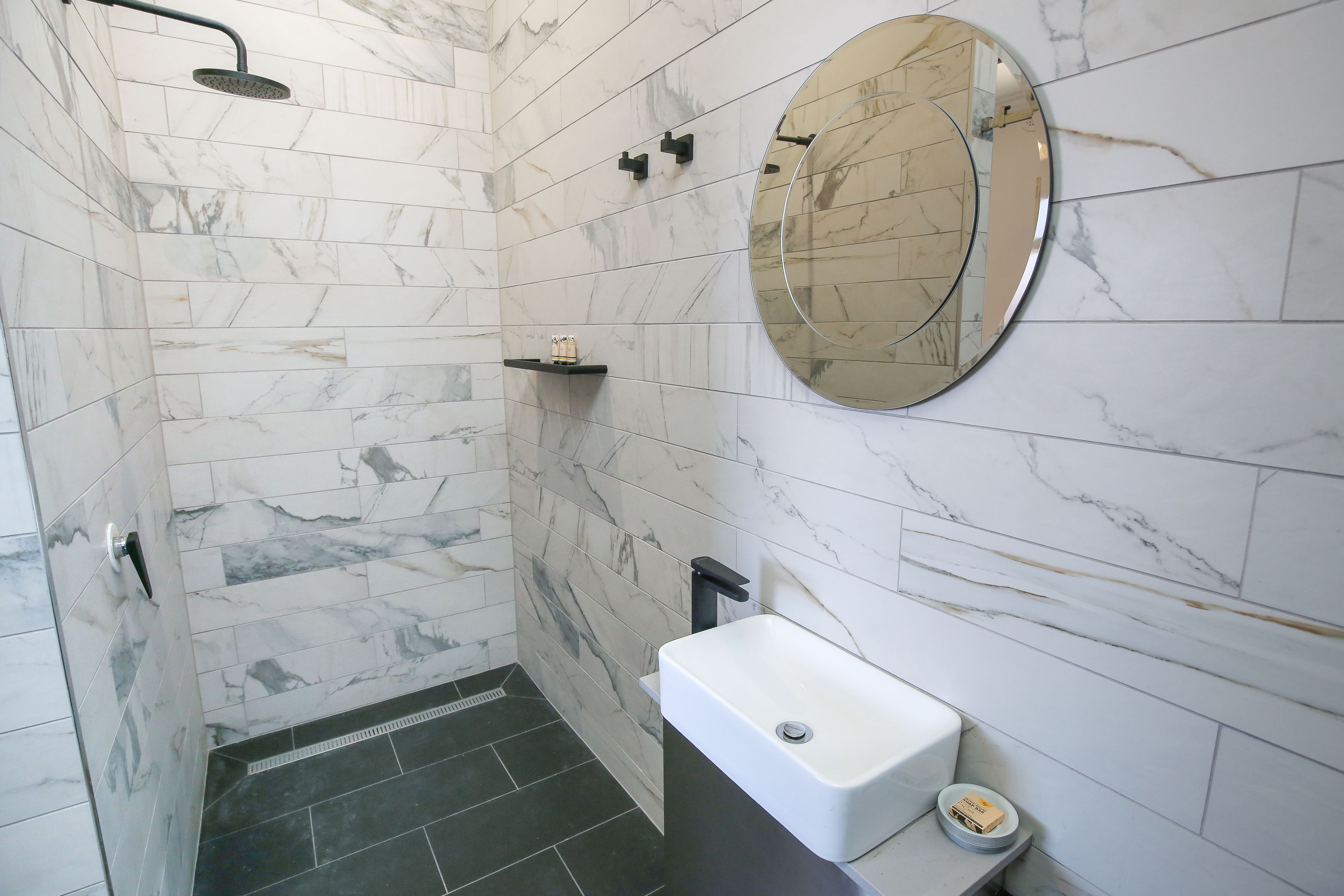 Suíte estúdio | Banheiro | Chuveiro, produtos de toalete de grife, secador de cabelo 