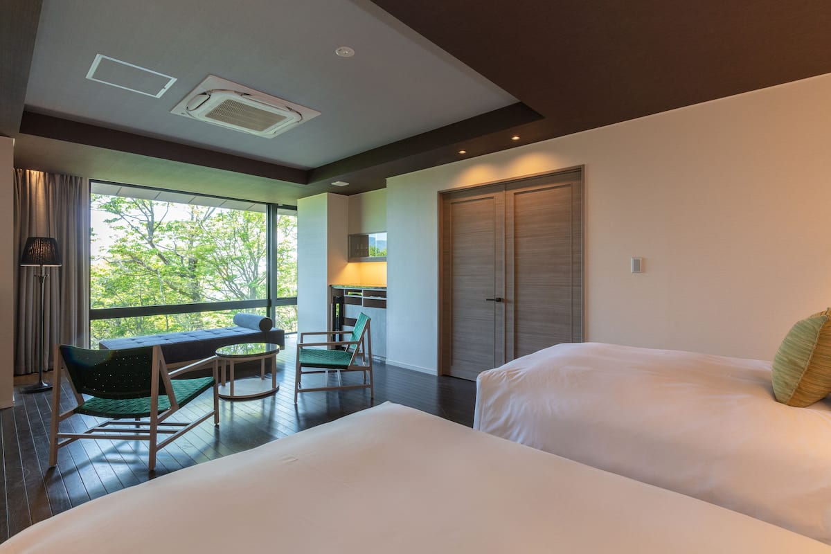 deluxe room | 1 bedroom, minibar, in-room safe, desk