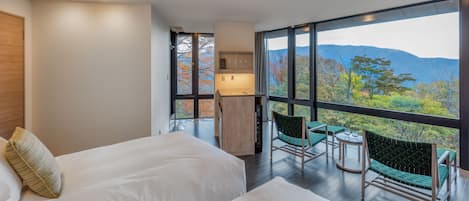 Superior kamer (Panorama) | Een minibar, een kluis op de kamer, een bureau, gratis wifi