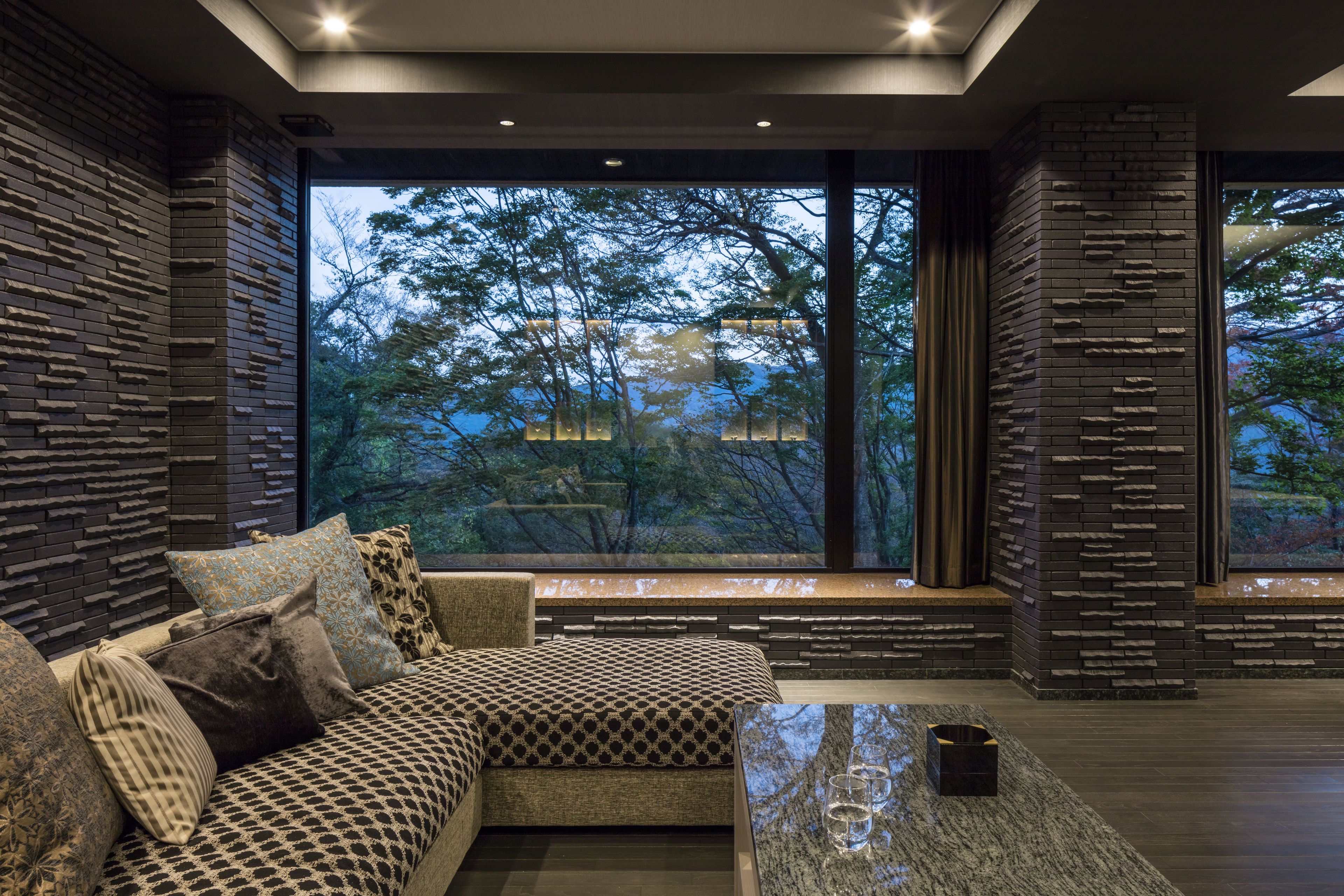 Phòng Suite (JOHN KANAYA) | Minibar, két bảo mật tại phòng, bàn 