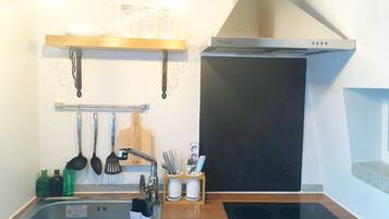 Quarto família, 2 quartos | Cozinha americana privada | Geladeira, micro-ondas, talheres/pratos/utensílios de cozinha