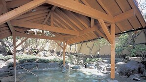 Une structure en bois avec un élément décoratif aquatique visible en dessous.