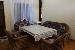 Se ofrece un desayuno continental (1.5 USD por persona)