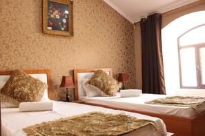 标准双床房, 城市景观 | 1 多间卧室、客房内保险箱、办公桌、隔音