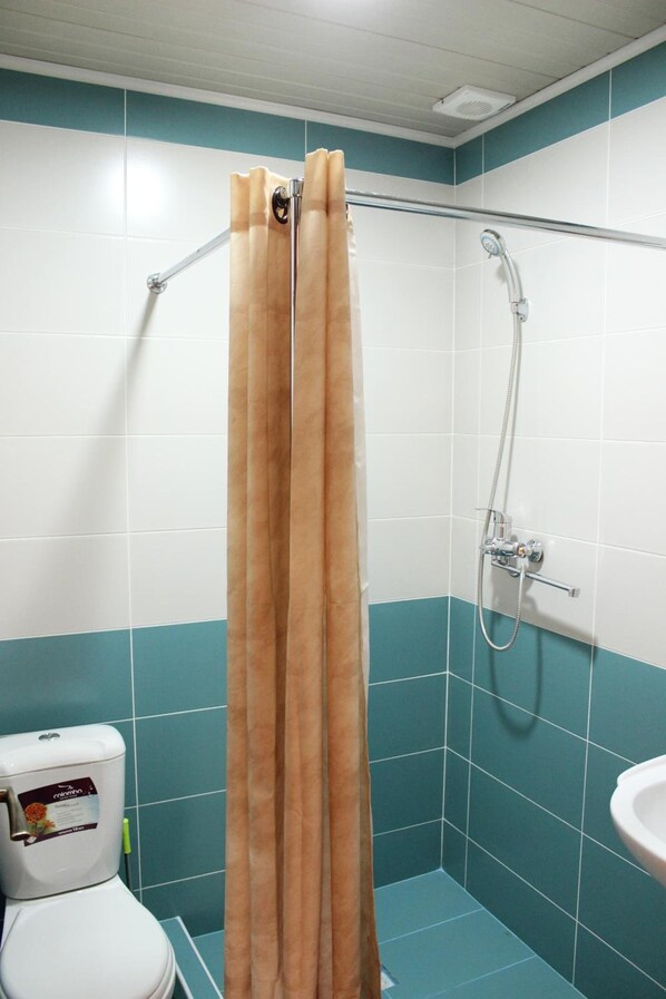 A bathroom with a shower, toilet, and sink. - Green House Hostel (Dushanbe)