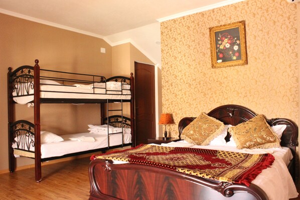 Habitación familiar, vistas a la ciudad | 1 dormitorio, caja fuerte, escritorio y sistema de insonorización