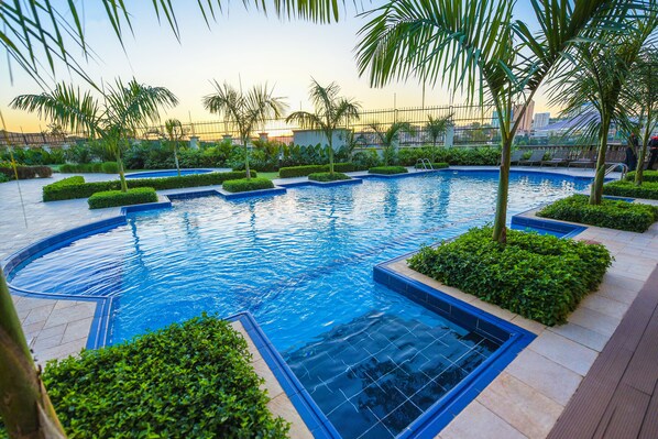 Outdoor pool - Mestil Hotels & Residences (Kampala)