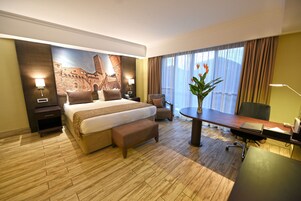 Ropa de cama de alta calidad y caja de seguridad en la habitación 