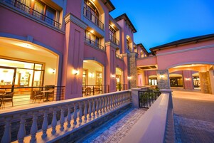 Fachada de la propiedad por la tarde o noche