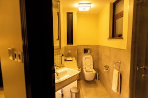 Executive Room | Bathroom | Shower, free toiletries, hair dryer, bathrobes - Mestil Hotels & Residences (Kampala)