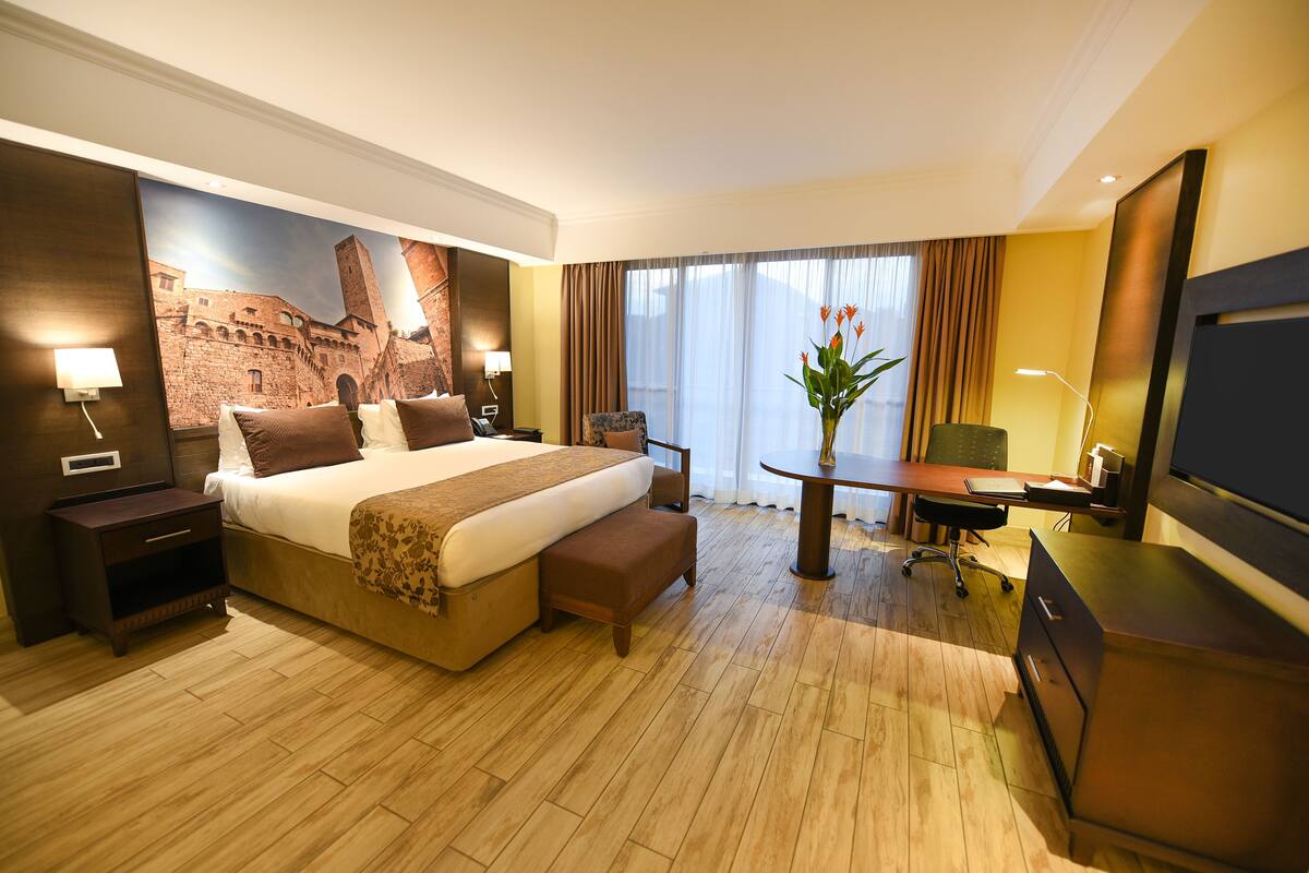 Executive Room | Premium bedding, in-room safe, desk, blackout drapes