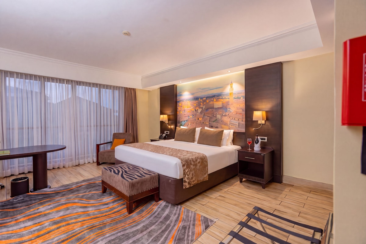 Executive Room | Premium bedding, in-room safe, desk, blackout drapes