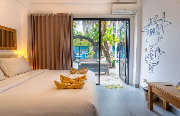 DELUXE POOL VIEW | 高級寢具、Select Comfort 床墊、房內夾萬、獨特設計