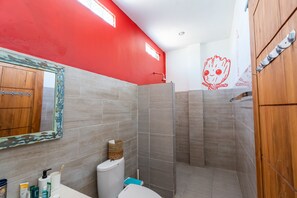 Shower, hair dryer, towels, soap - Dragon Dive Komodo Dive Resort (Labuan Bajo)