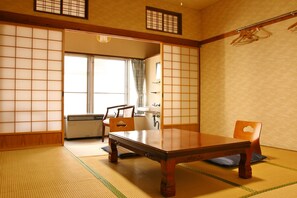 Traditional-Zimmer, Gemeinschaftsbad (Japanese Style) | Wohnbereich | Flachbildfernseher