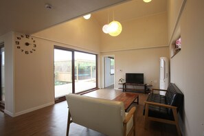 House (Jini - 2 double and 2 futons) | Living room | Flat-screen TV, fireplace, heated floors - Baettorong Jinni (Jeju City)