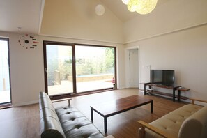 Family Townhome, 2 Bedrooms (Mi-ni - 1 queen and 2 futons) | Living area | Flat-screen TV, fireplace, heated floors - Baettorong Jinni (Jeju City)