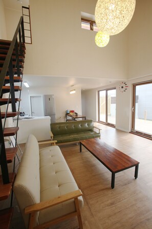Family Townhome, 2 Bedrooms (Mi-ni - 1 queen and 2 futons) | 1 bedroom, free WiFi, bed sheets - Baettorong Jinni (Jeju City)