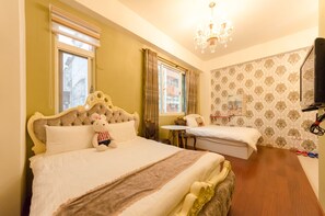 デラックス 4 人部屋 | 客室ごとに異なる装飾、デスク、遮光カーテン、防音設備