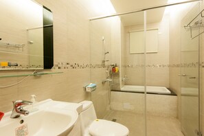 Family Suite, 2 Bedrooms | Bathroom | Free toiletries, hair dryer, slippers, towels - Hualien 5FM Homestay - Xinyi (Hualien City)