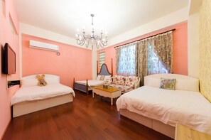 Suite familiar, 2 habitaciones | Decoración personalizada, escritorio y cortinas blackout 