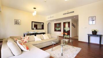 Departamento, 2 habitaciones | Área de sala de estar | Televisión de pantalla plana